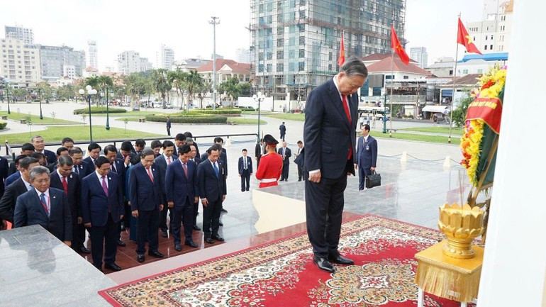 Генеральный секретарь То Лам вместе с высокопоставленной делегацией Вьетнама возлагает цветы и воскуряет благовония у памятника камбоджийско-вьетнамской дружбы в столице Пномпень. (Фото: ДИНЬ ЧЫОНГ)