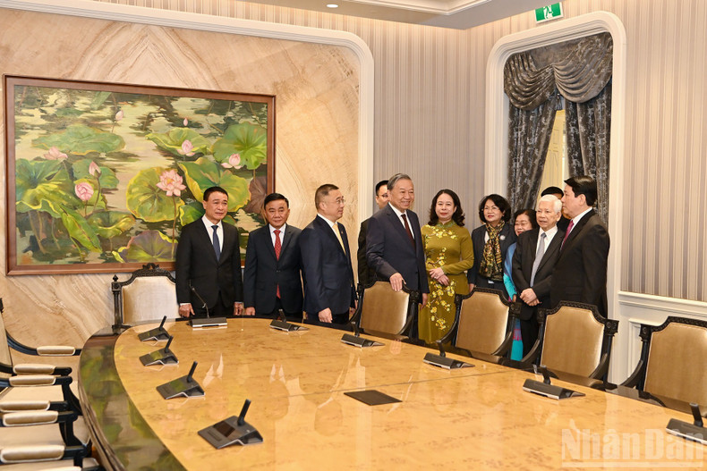 Генеральный секретарь ЦК КПВ То Лам, Президент Лыонг Кыонг, постоянный член Секретариата ЦК КПВ Чан Кам Ту, действующие и бывшие руководители Партии и Государства посещают офис канцелярии Президента.