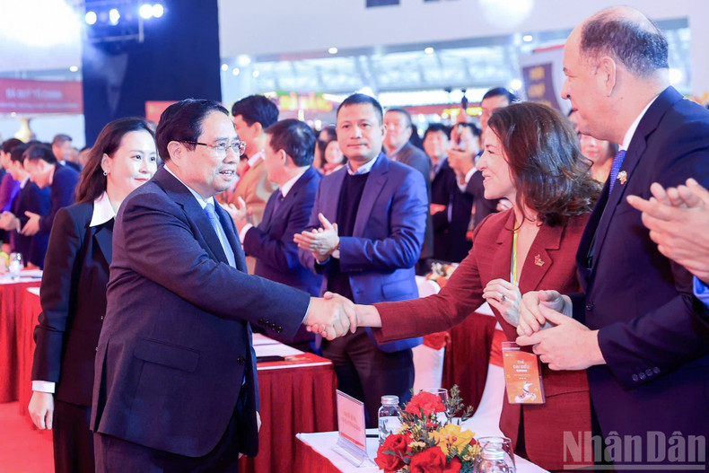 Премьер-министр и участники мероприятия.