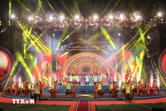 Художественный номер на церемонии открытия Недели «Великое общенациональное единство — культурное наследие Вьетнама» 2024 года. (Фото: ВИА.)