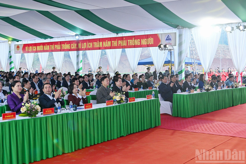 Президент Лыонг Кыонг, руководители Партии, Государства и делегаты на церемонии.