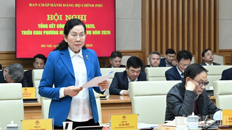 Заместитель секретаря партийного комитета Правительства Ле Тхи Тхюи выступает с докладом на конференции. Фото: Чан Хай