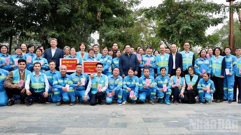 Премьер-министр Фам Минь Тьинь с коллективом работников санитарной службы.