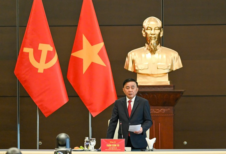 Постоянный член Секретариата Чан Кам Ту выступает на мероприятии.