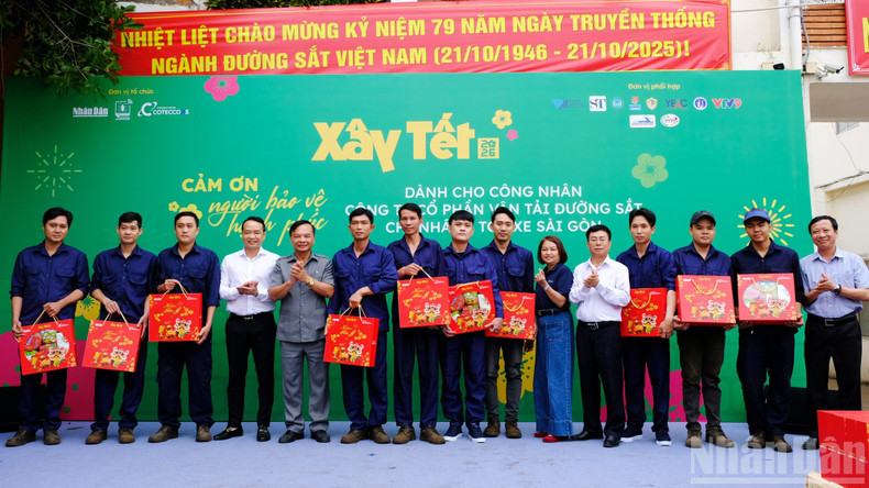 Газета «Нянзан» совместно со строительным АО Coteccons провела программу «Строим Тэт – 2026» для работников железнодорожной отрасли на филиале вагонного депо Сайгон, входящего в состав Государственной железнодорожной корпорации Вьетнама.