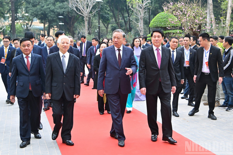 Генеральный секретарь ЦК КПВ То Лам, Президент Лыонг Кыонг, постоянный член Секретариата ЦК КПВ Чан Кам Ту, действующие и бывшие руководители Партии и Государства принимают участие в церемонии открытия нового здания канцелярии Президента.