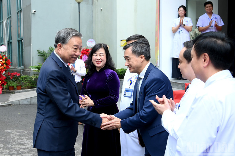 Руководители Министерства здравоохранения и Больницы дружбы встречают Генерального секретаря ЦК КПВ То Лама.