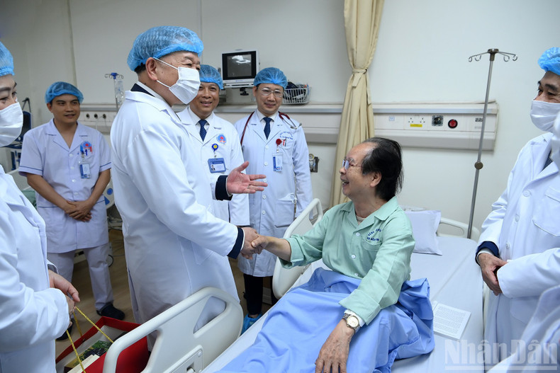 Генеральный секретарь ЦК КПВ То Лам зоботится о состоянии пациентов и вручает подарки больным, проходящим лечение в отделении интенсивной терапии и токсикологии Больницы дружбы.