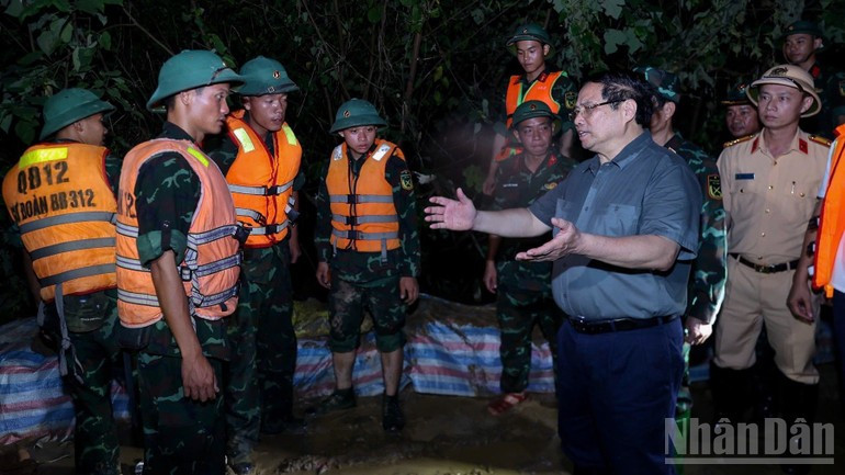 Премьер-министр Фам Минь Тьинь отдает распоряжения армейским и полицейским подразделениям, находящимся в режиме повышенной готовности к самым неблагоприятным сценариям. Фото: Чан Хай