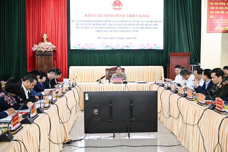 Премьер-министр Фам Минь Тьинь проводит совещание с представителями министерств, ведомств, местных органов власти и заинтересованных организаций по вопросу реализации проекта международного аэропорта Зябинь.