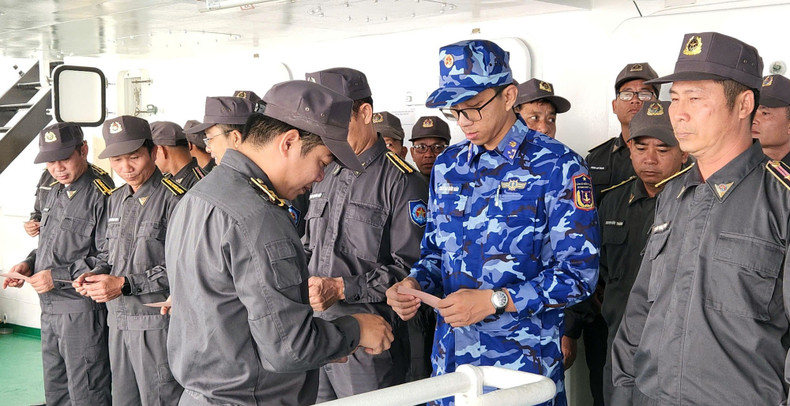 Избирательные удостоверения вручаются представителям рыбоохраны и Береговой охраны.