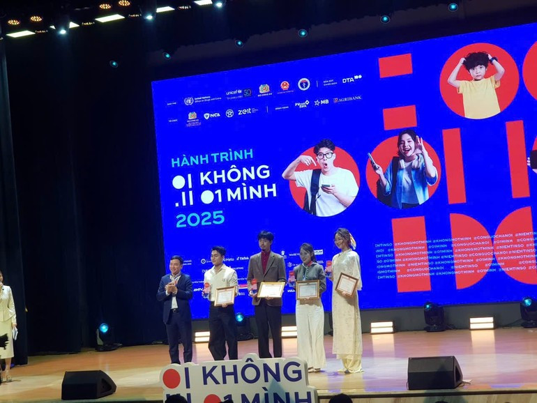 Чествование KOL, оказавших значительное влияние на кампанию «Ты не один».