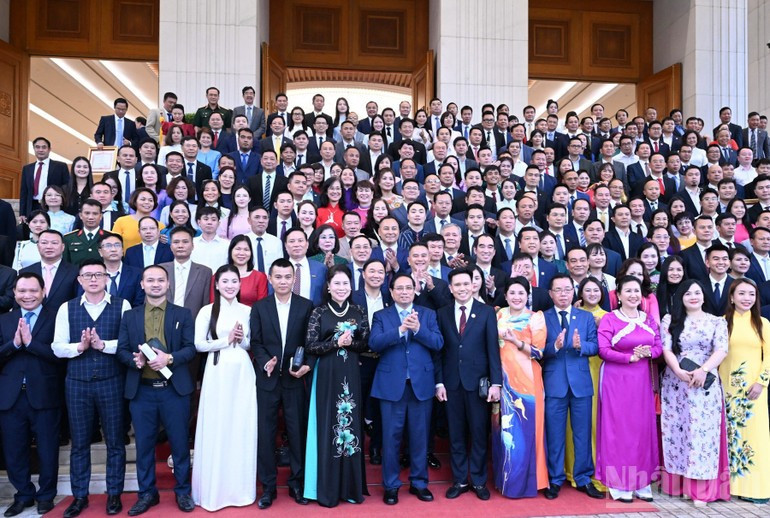 Премьер-министр Фам Минь Тьинь фотографируется с вьетнамским бизнес-сообществом. Фото: Чан Хай