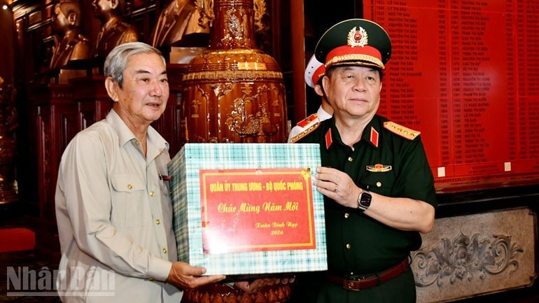 Генерал армии Нгуен Чонг Нгиа вручает подарки администрации Мемориального храма героев, павших бойцов и лиц, заслуженных перед Родиной. Фото: Фыонг Ву