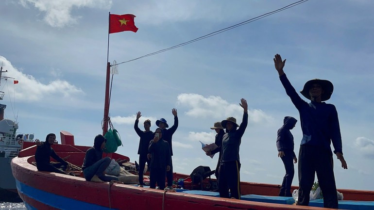 Рыбаки с судна Лишон прощаются с избирательной комиссией.