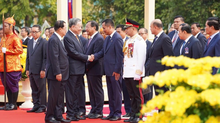 Торжественная церемония встречи Генерального секретаря То Лама с государственным визитом в Королевство Камбоджа состоялась во дворце в столице Пномпень. (Фото: Динь Чыонг)