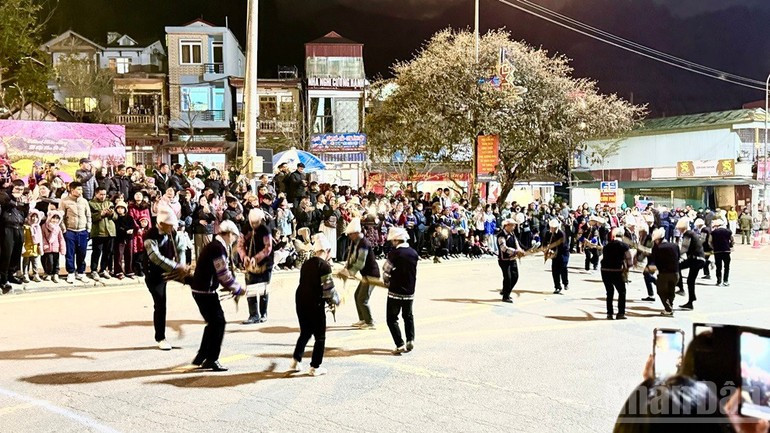 Уличное шествие с «кхен» ХМонг.