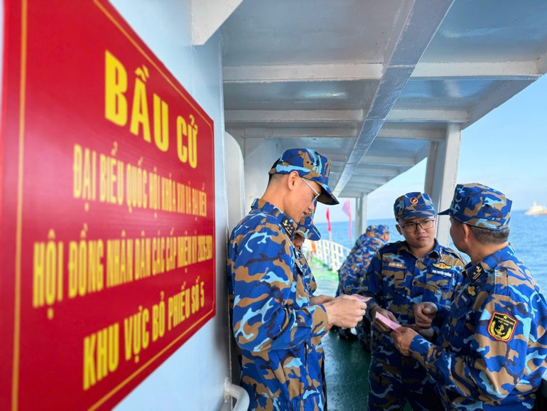 Голосование, проведенное в море, — это незабываемый момент для солдат, несущих службу по защите суверенитета морских территорий и островов страны.