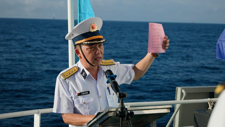 Полковник Ле Хонг Куанг, заместитель начальника политического отдела 2-го военно-морского округа, глава избирательного участка № 5, разъясняет правила голосования избирателям.