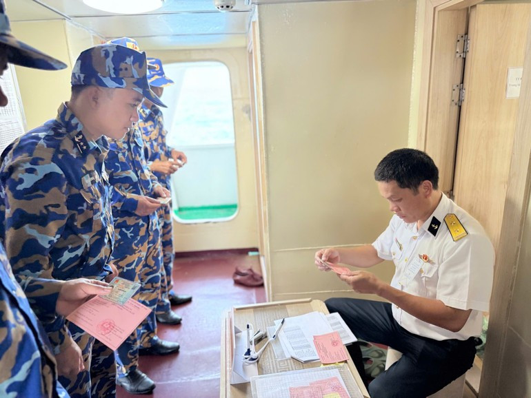 Проверка списков и выдача избирательных удостоверений.