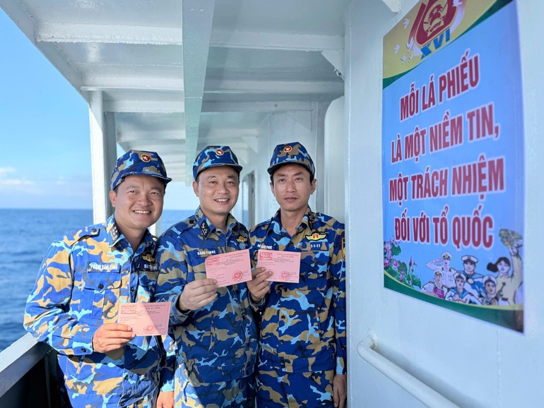 Военнослужащие дежурных кораблей только что завершили процедуру голосования.