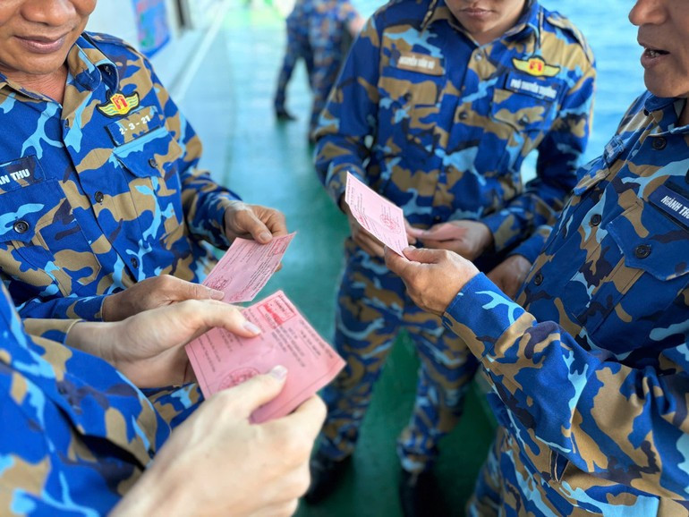 Проверка избирательного удостоверения перед входом в зону голосования.