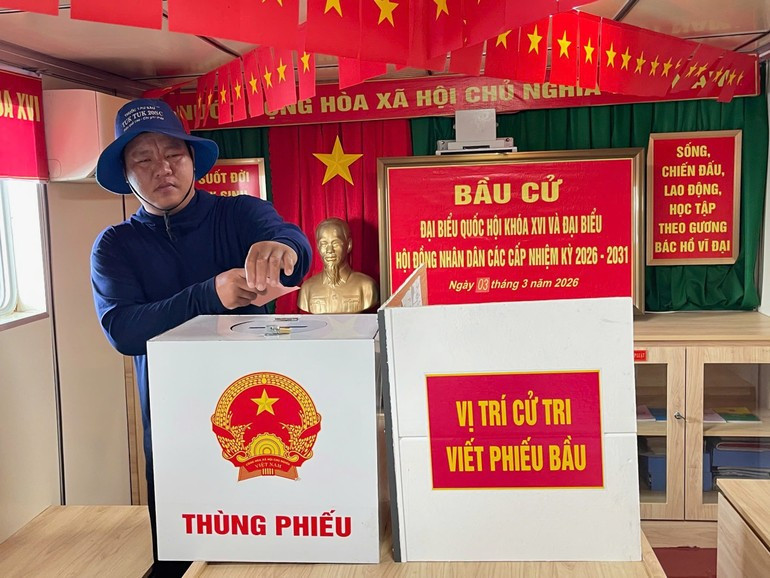 Избиратель осуществляет голосование.