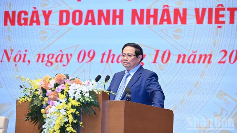 Премьер-министр Фам Минь Тьинь выступает с речью на конференции. Фото: Чан Хай