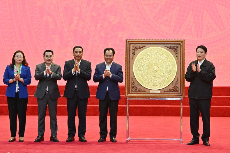 Президент Лыонг Кыонг вручает подарки партийной организации, властям и жителям провинции Лаокай.