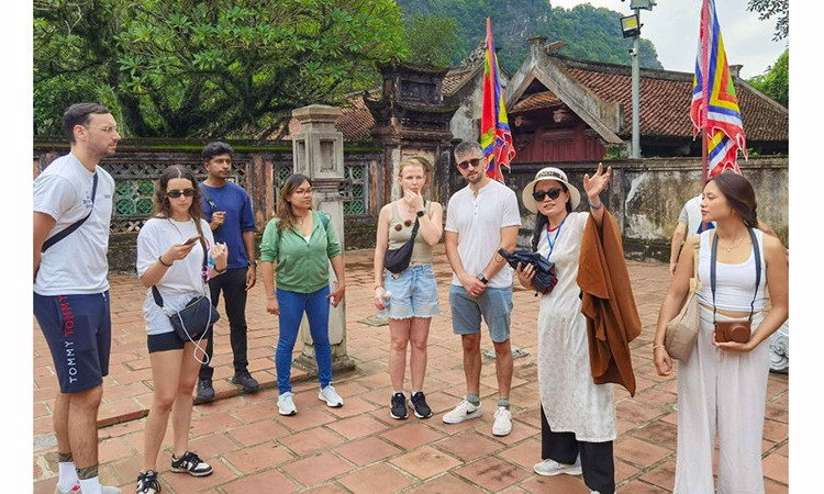 Иностранные туристы осматривают исторический памятник — храм королей Динь и Ле в древней столице Хоалы (провинция Ниньбинь). Фото: ВИА