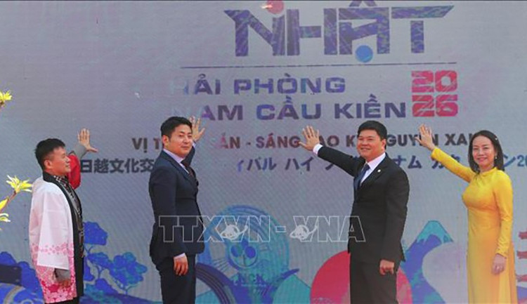 Делегаты нажимают кнопку в знак открытия фестиваля. Фото: ВИА