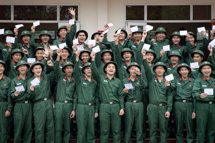 [Фото] Новобранцы с радостью выполняют избирательное право в своем подразделении