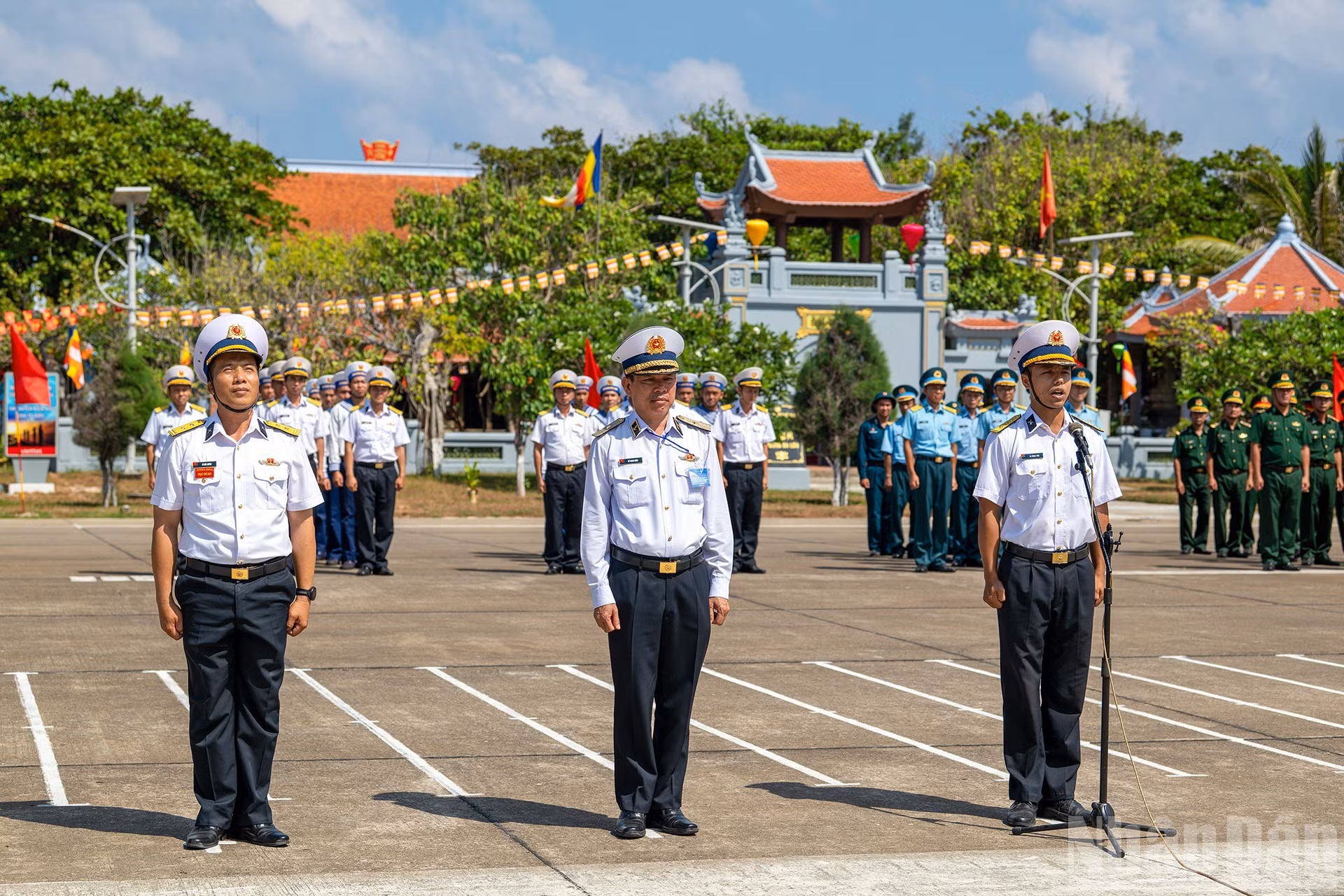 Лейтенант Та Хонг Фу, представляющий вооруженные силы на острове, зачитывает 10 почетных клятв военнослужащих Вьетнамской народной армии.