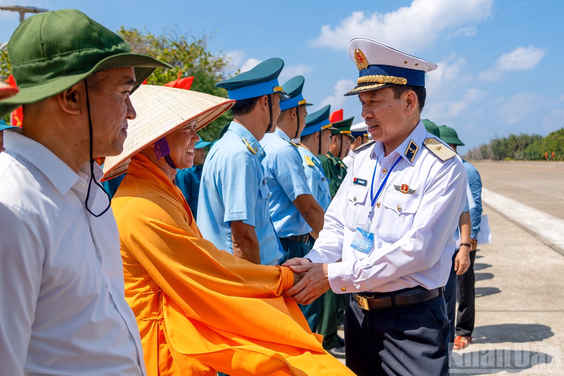 Все слои населения на острове Чыонгша приветствуют членов рабочей группы №10, посещающих остров.