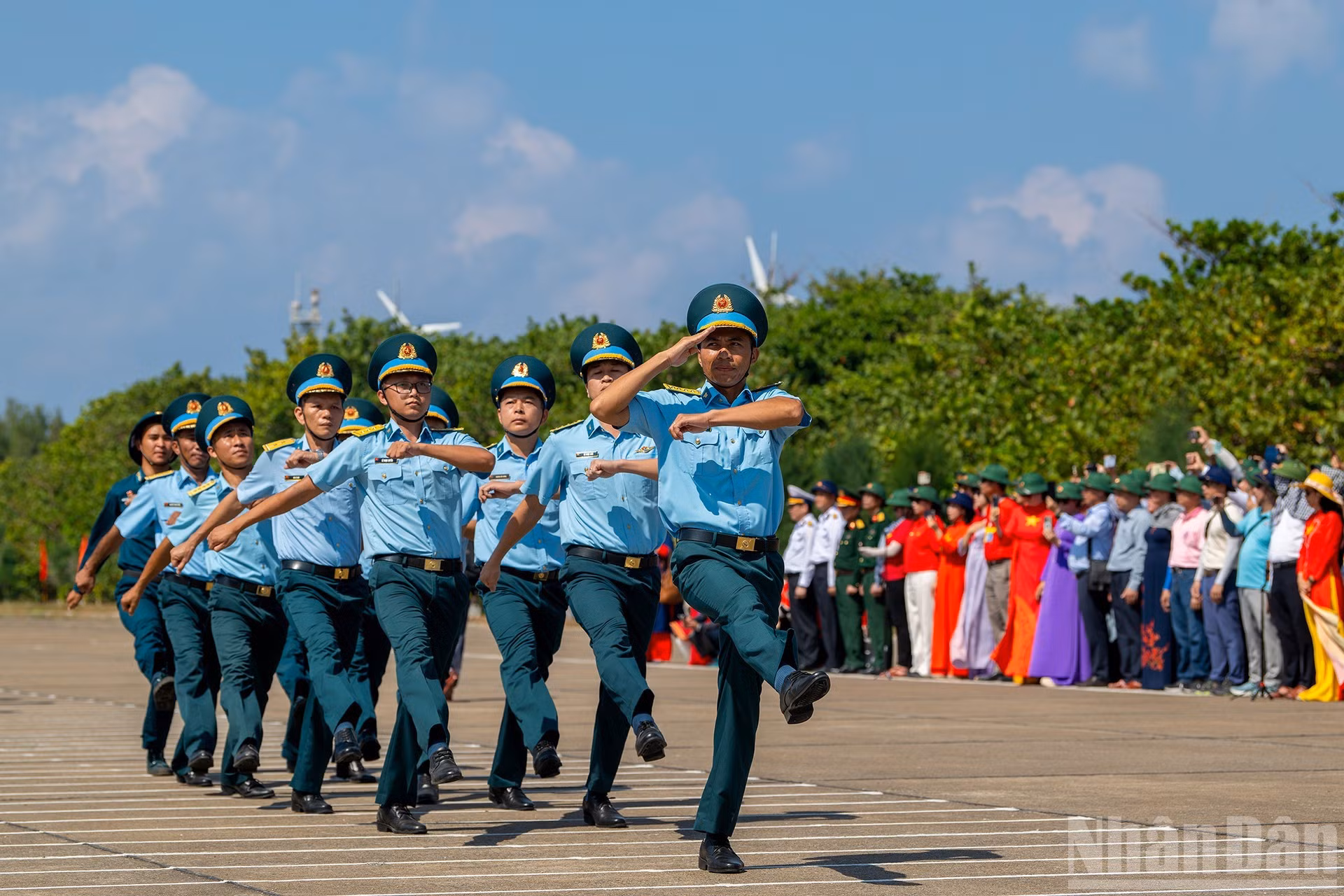 Военнослужащие принимают участие в строевом смотре.