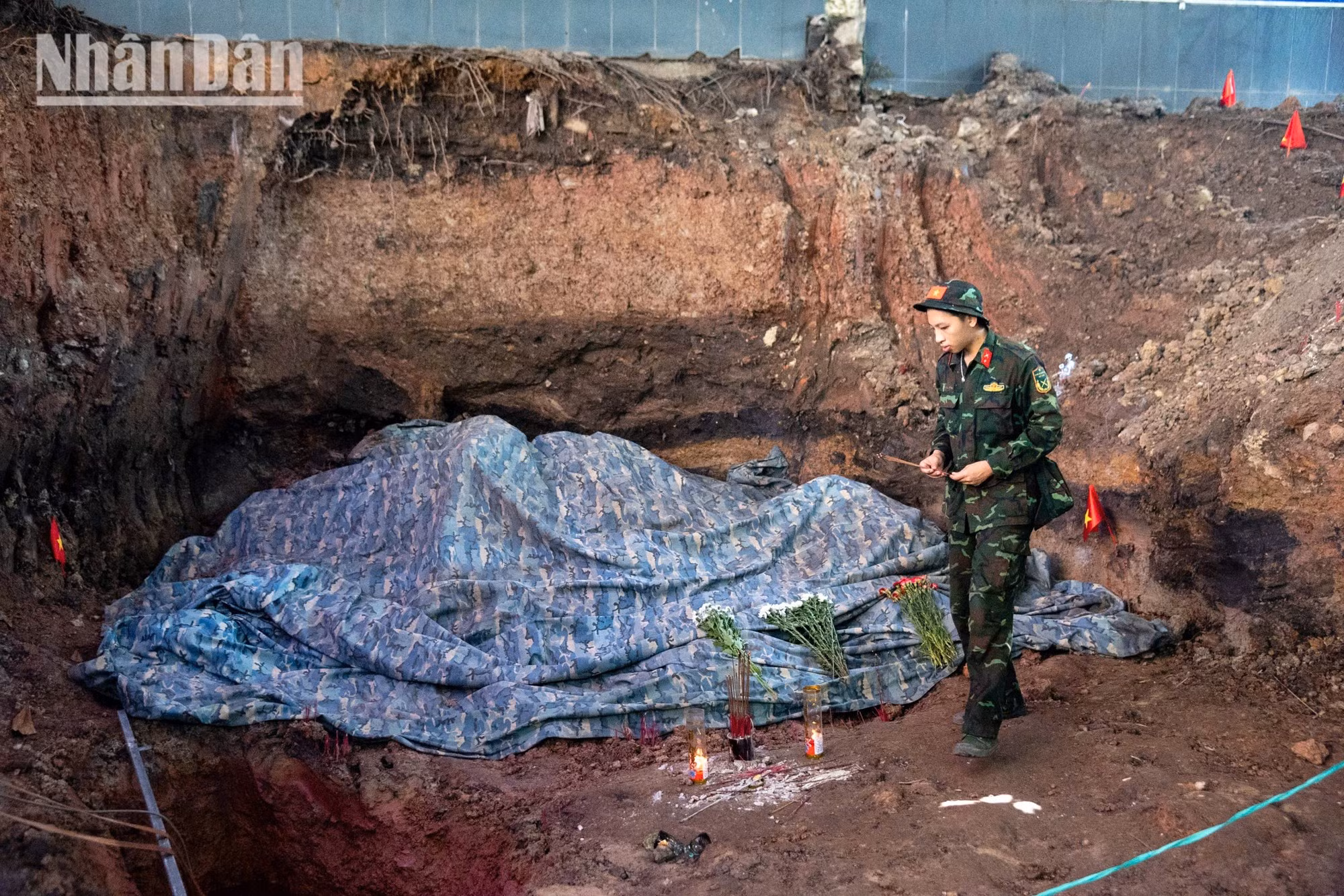 Военнослужащие не могут сдержать эмоций при обнаружении братских захоронений.