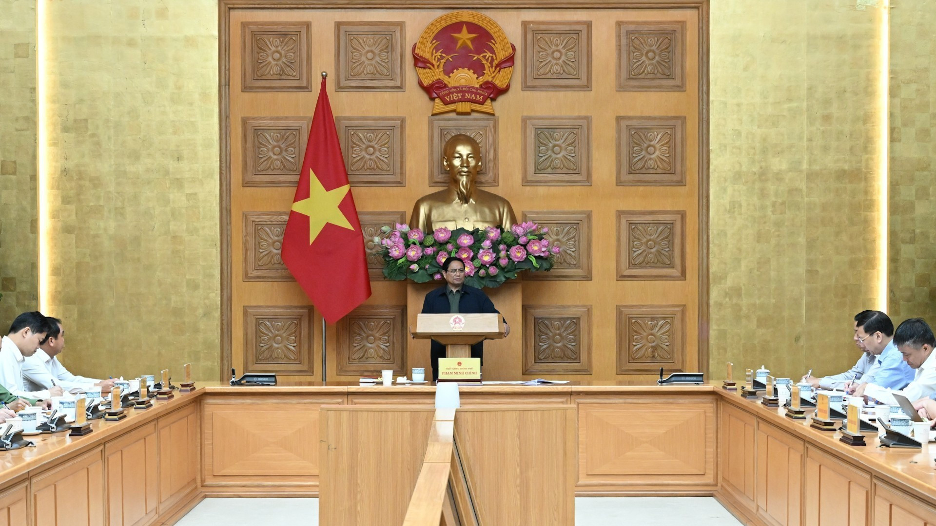 Премьер-министр Фам Минь Тьинь председательствует на экстренном заседании.