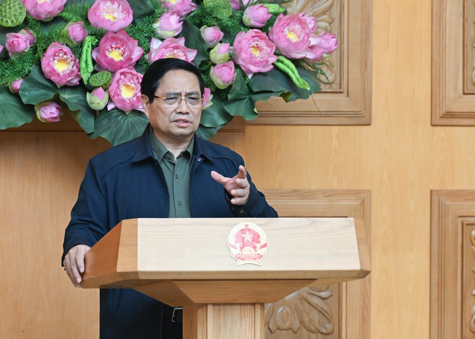 Премьер-министр Фам Минь Тьинь выступает на заседании. image-2025-10-29t131308991.jpg