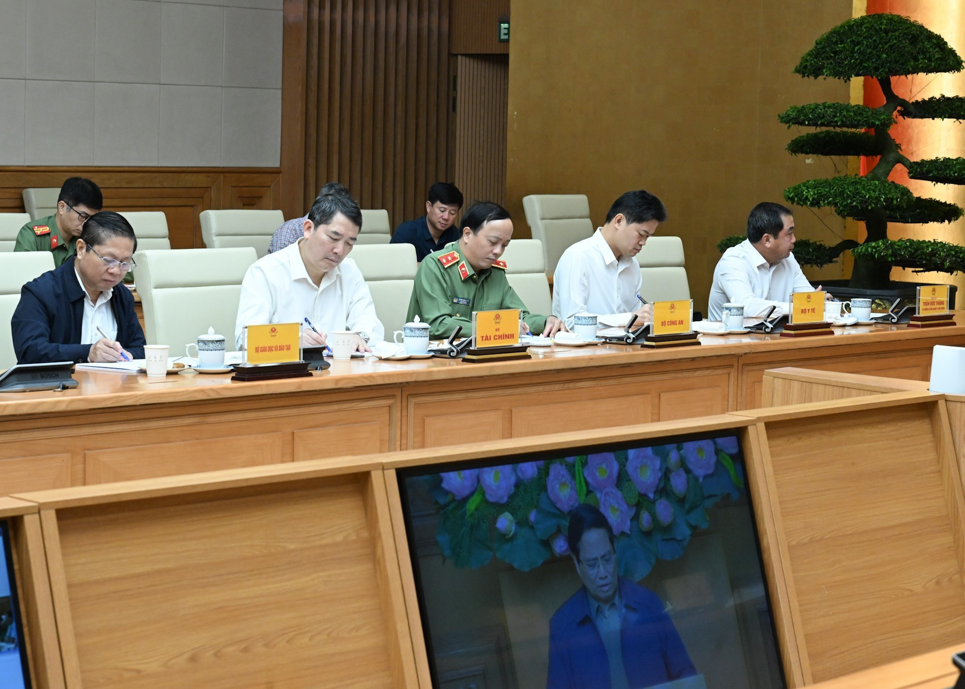 Представители министерств и ведомств на заседании. image-2025-10-29t131326327.jpg