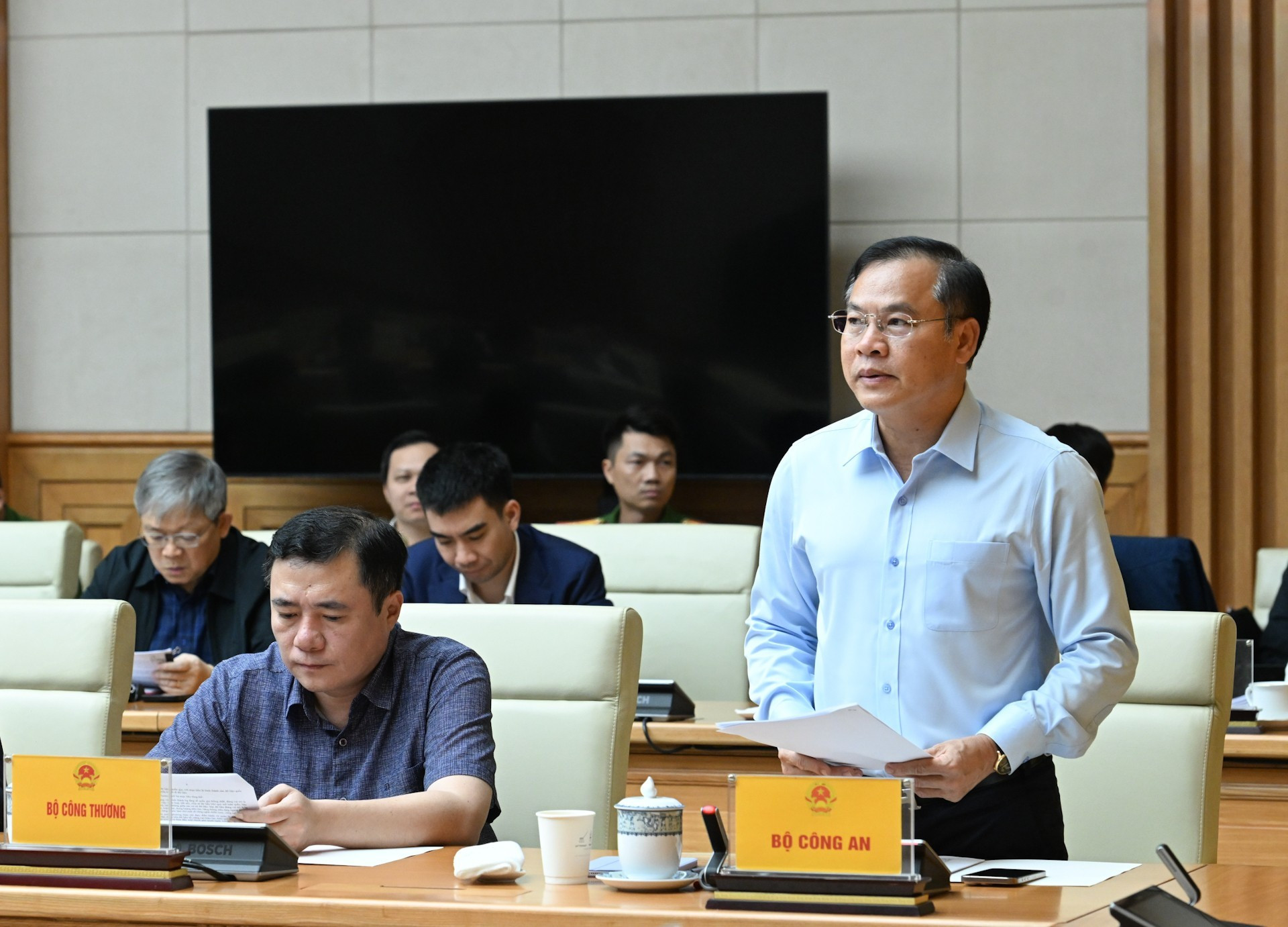 Заместитель министра общественной безопасности генерал-полковник Нгуен Ван Лонг выступает на рабочей встрече. image-2025-11-01t191014562.jpg