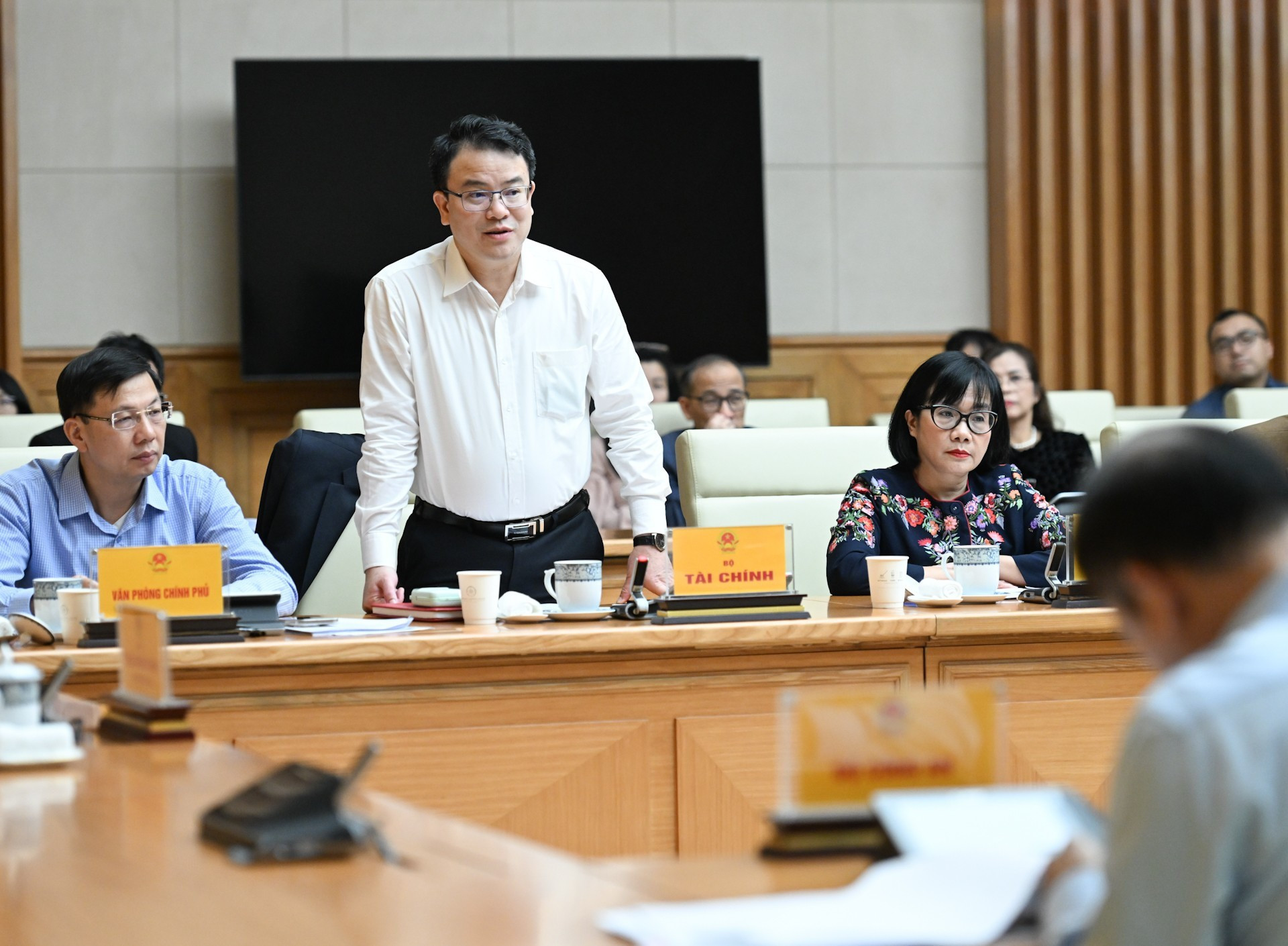 Заместитель министра финансов Чан Куок Фыонг выступает на рабочей встрече. image-2025-11-01t191020905.jpg