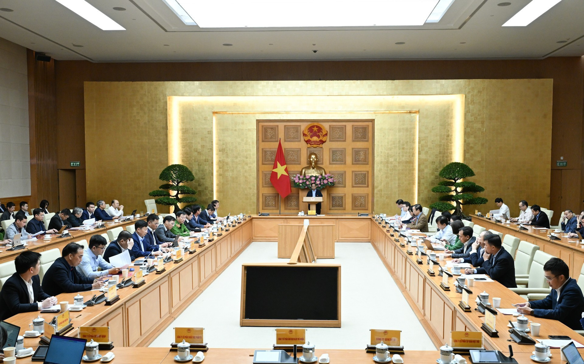 Премьер-министр Фам Минь Тьинь председательствует на рабочей встрече. image-2025-11-01t190507650.jpg