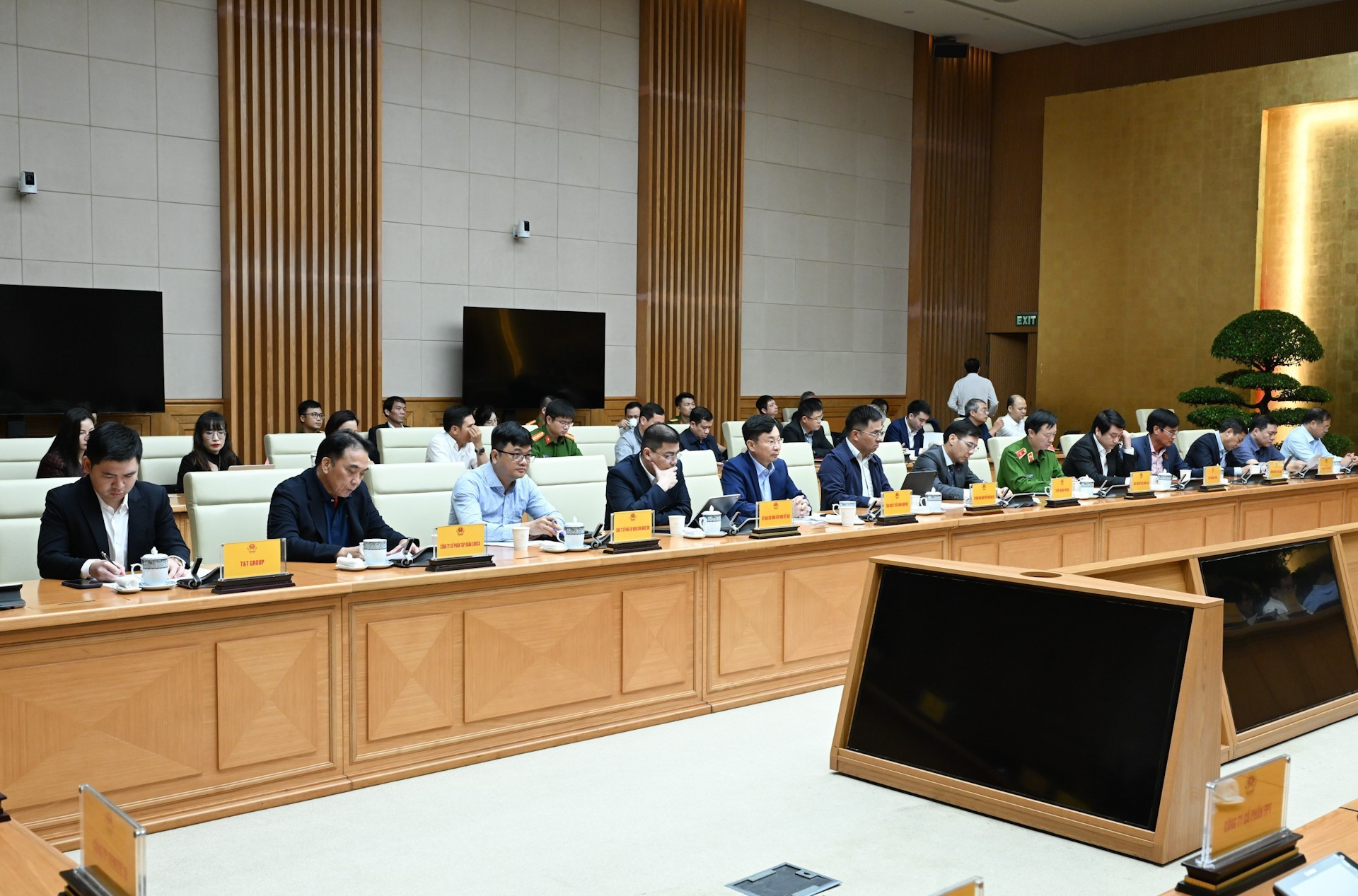 Делегаты принимают участие в рабочей встрече. image-2025-11-01t190515858.jpg