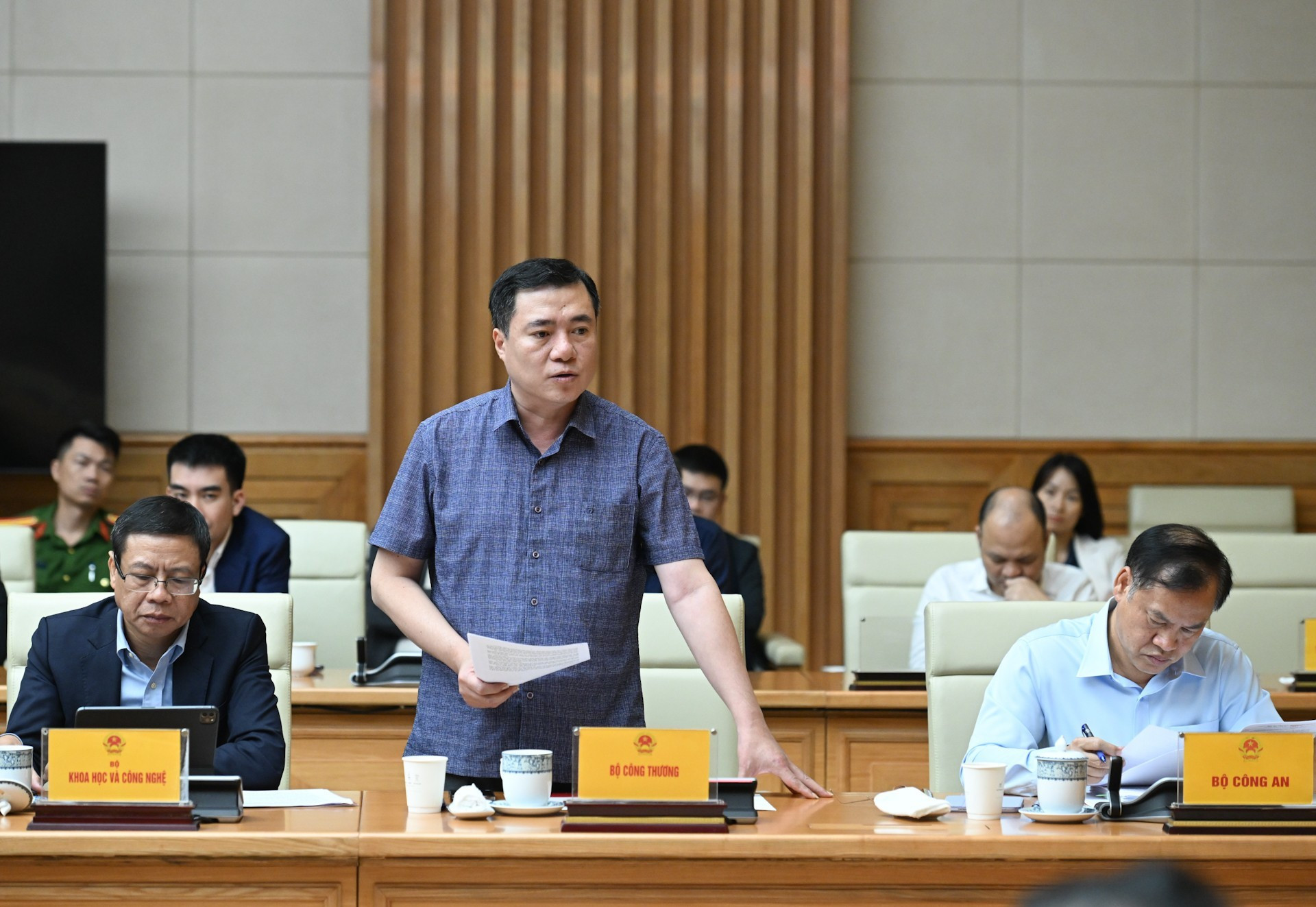 Заместитель министра промышленности и торговли Нгуен Шинь Нят Тан выступает на рабочей встрече. image-2025-11-01t191017750.jpg