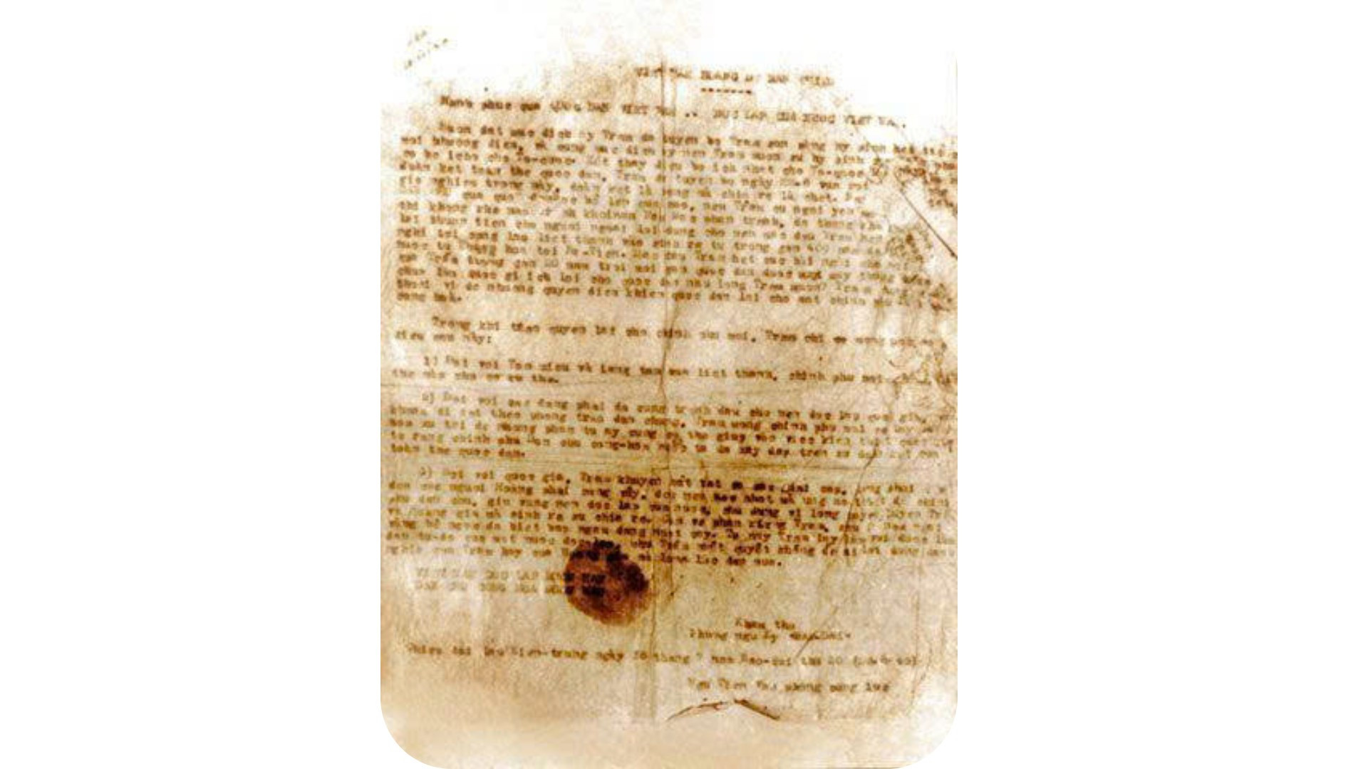 Королевский указ об отречении от престола императора Бао Дая, 28 августа 1945 года. Фото сделано в Национальном музее истории image-6.jpg