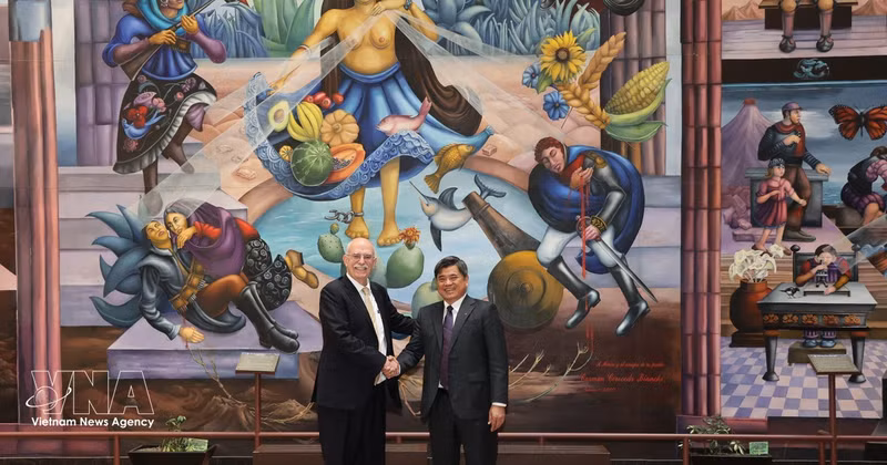 Заместитель министра Чан Тхань Нам фотографируется с министром сельского хозяйства и развития сельских районов Мексики Хулио Бердегe Сакристаном. Фото: ВИА