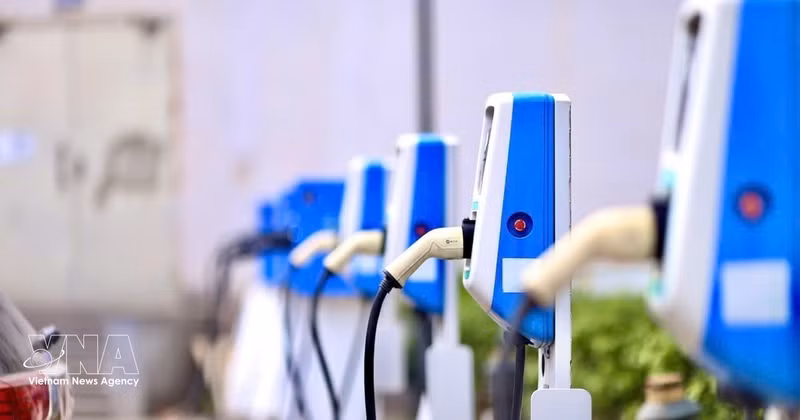 Система зарядных станций для электромобилей VinFast была синхронно установлена на территории жилого комплекса CT1 при больнице 103 и готова обслуживать потребности жителей.