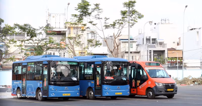 Автобусы на стоянке автовокзала Танфу (квартал Тэйтхань). Фото: ВИА