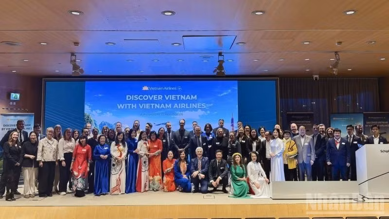 В аэропорту Amsterdam Airport Schiphol прошло мероприятие по объявлению об открытии прямого авиарейса по маршруту Ханой-Амстердам (Нидерланды) авиакомпании Vietnam Airlines.