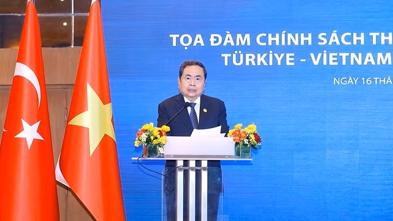 Председатель НС Чан Тхань Ман выступает на форуме. 